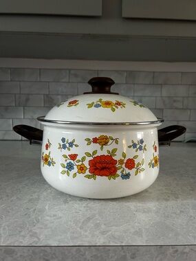 Vintage White Floral Enamel Stockpot with Wood Handle Lid, Retro Cooking Pot